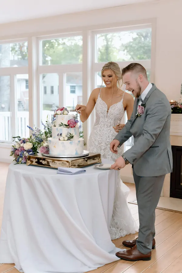 Couple cutting the wedding cake